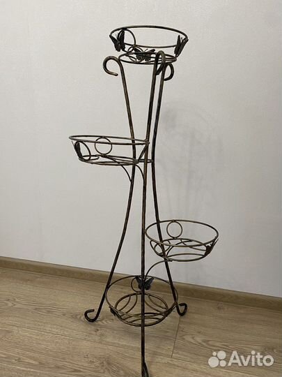 Металлическая подставка для цветов