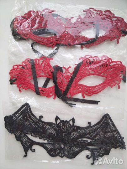 Маски кружевные красная и черная