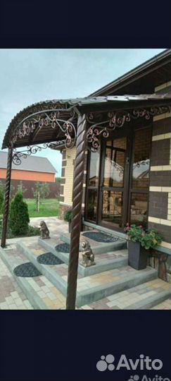 Козырёк над дверью