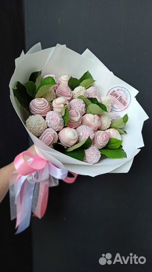 Клубника в шоколаде с зеленью