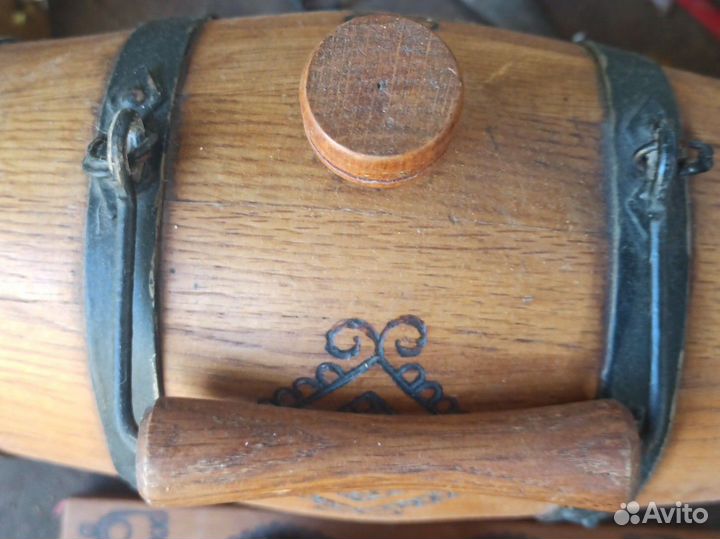 Бочонок деревянный с кружками и подставкой