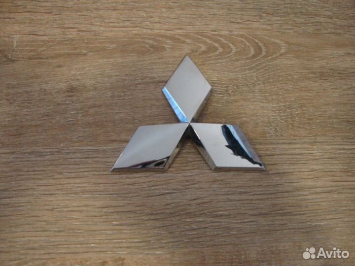 Эмблема (значок) mitsubishi