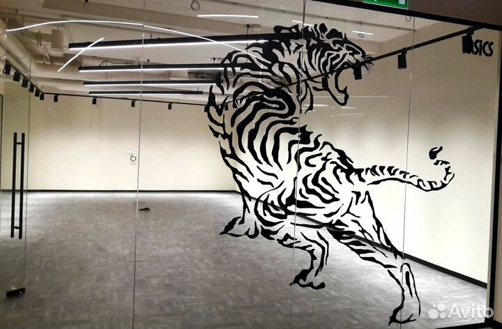 Наклейка пленки на стекла и зеркала