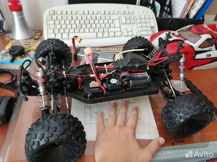 Радиоуправляемая машина для бездорожья Survolt st