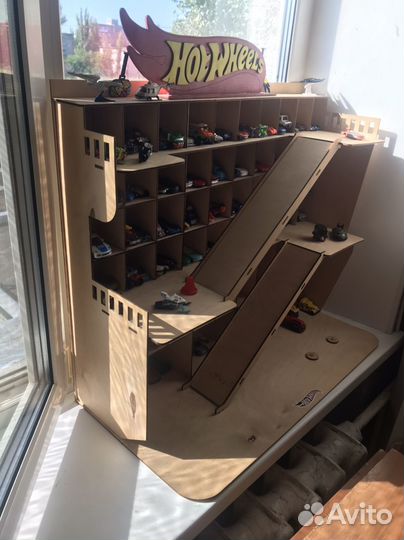 Гараж деревянный для машинок хотвилс