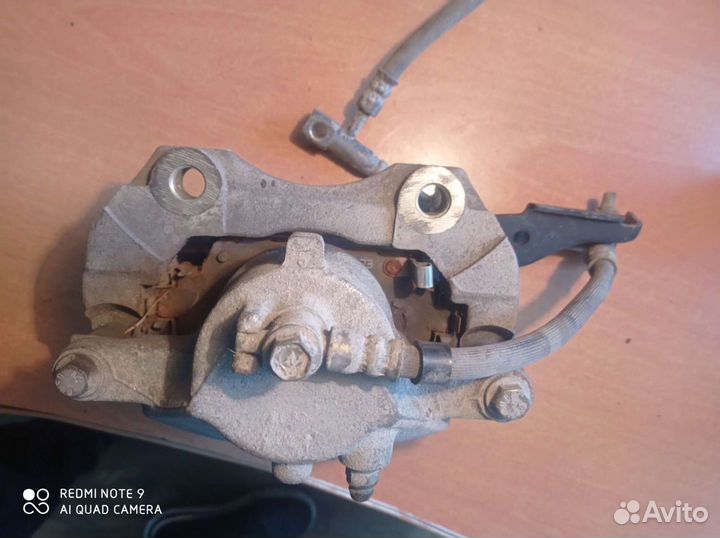 Суппорт тормозной передний левый Nissan PrimeraP12