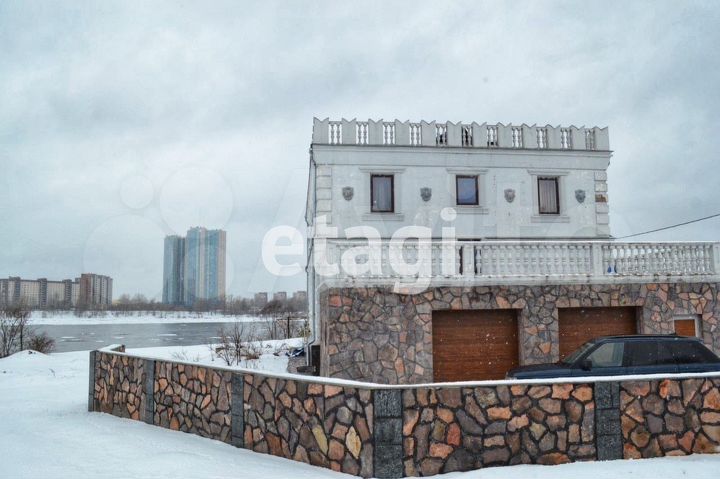 Дом 466,9 м² на участке 12 сот.