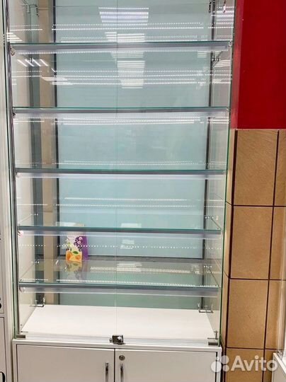 Стеклянная витрина с подсветкой