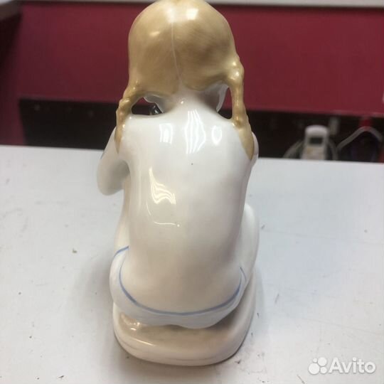 Фарфоровая статуэтка 