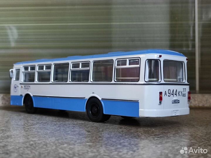 Модель автобуса лиаз-677М 1:43 бело-голубой