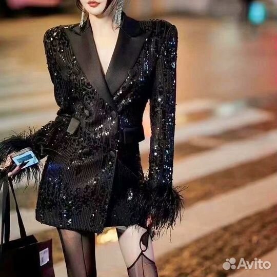 Пиджак с перьями и пайетками