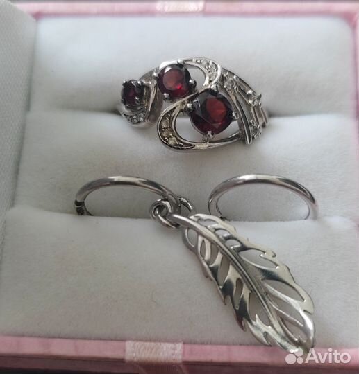 Серебряное кольцо и серьги с гранатом