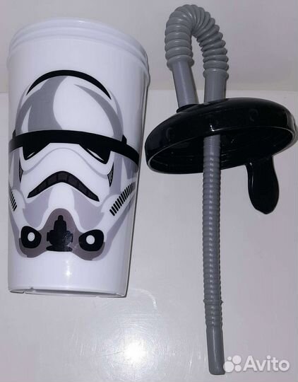 Новый пластиковый стакан с трубочкой