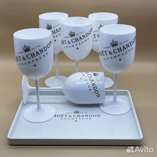 Бокалы моёт