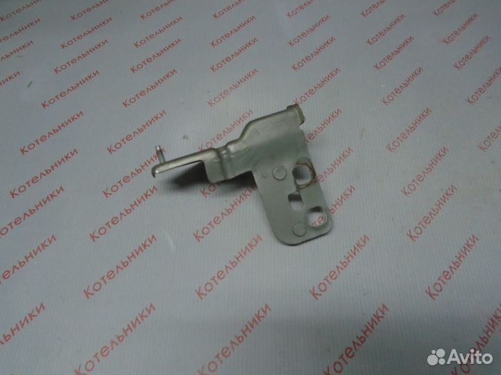 Nissan 62292-BV000 Кронштейн правый