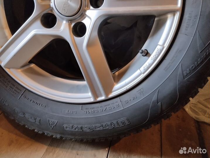 Goodyear UltraGrip Ice 215/65 R16