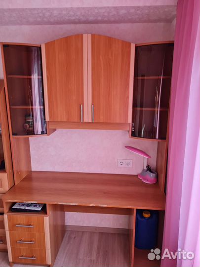 Письменный стол с надставными шкафами