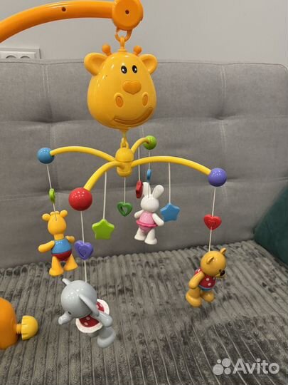 Мобиль на кроватку жирафики