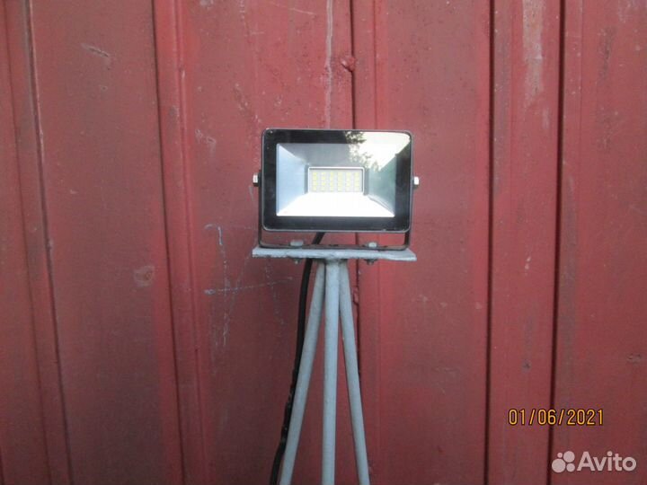 Прожектор на штативе