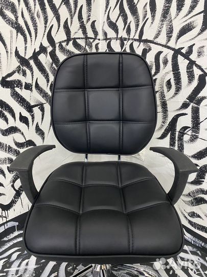 Почти классическое, офисное кресло (новое)