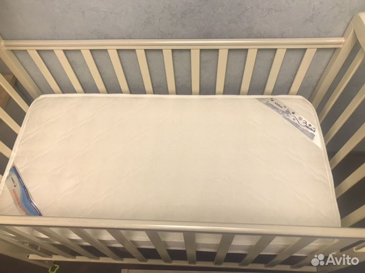 Детская кроватка с продольным маятником