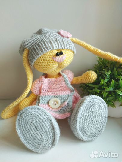 Вязаная игрушка заяц-тильда