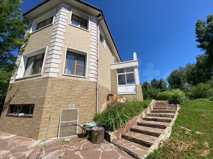 Коттедж 350 м² на участке 10 сот.