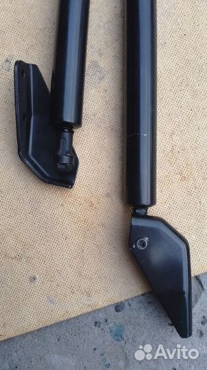 Стойка двери (крышки) багажника nissan NV200