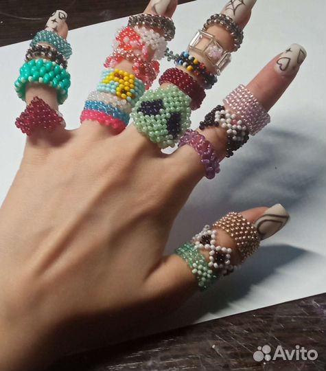 Украшения, фигурки из бисера