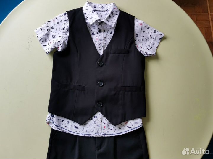 Жилет, брюки и две рубашки на мальчика