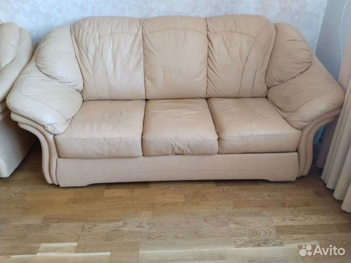 Кожаный диван