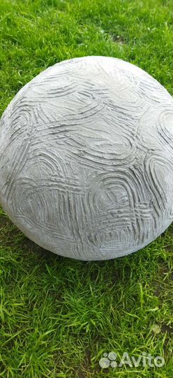 Бетонный шар украшение дачи