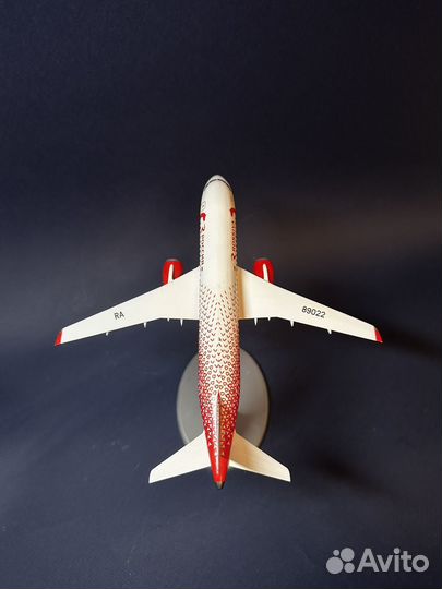 Модель самолета Суперджет SSJ-100 1:144