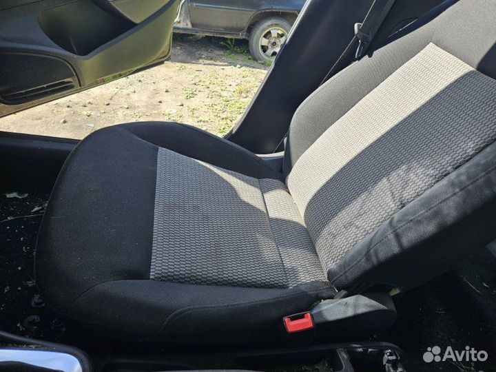 Сиденье переднее правое Volkswagen Polo 5 1.6 CFN