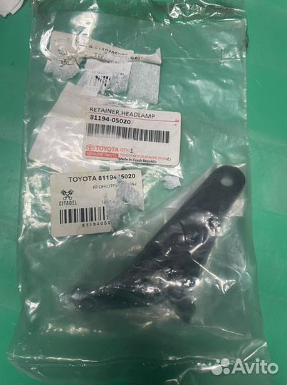 Кронштейн крепления фары левой toyota 8119605010