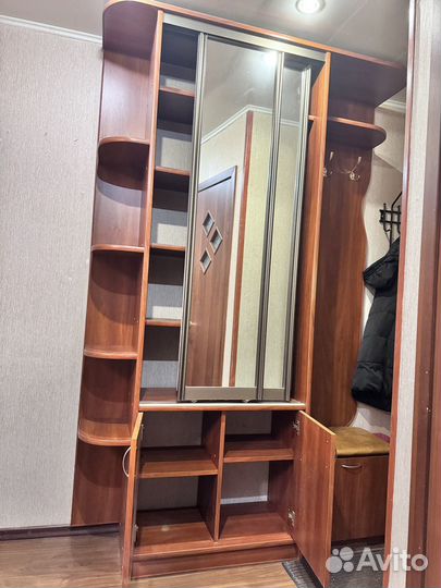 Прихожая со шкафом и зеркалом бу