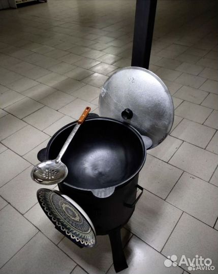 Казан чугунный с крышкой и печкой с трубой 12л