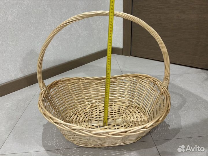 Корзина плетеная бежевая подарочная