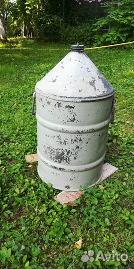 Старинный керосиновый бидон