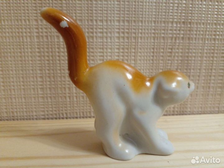 Фарфоровая статуэтка котенок