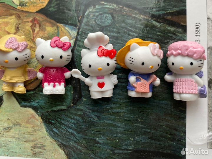 Фигурки Hello Kitty из шоколадных яиц