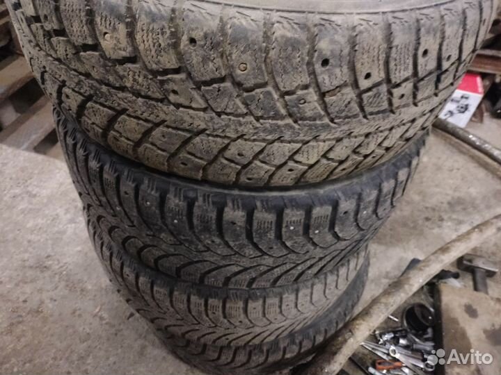 Bridgestone Blizzak Spike-01 215/55 R16