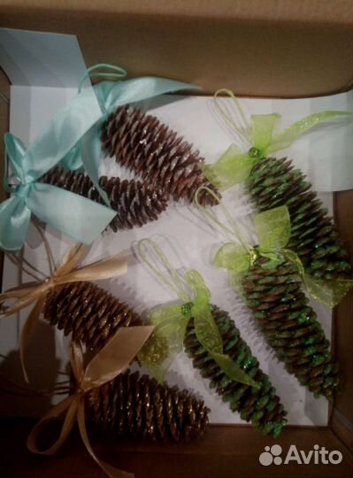 Шишки, новогодние украшения