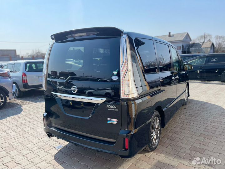 Водитель на своем минивене