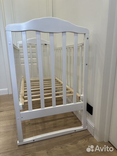 Кроватка детская с маятником