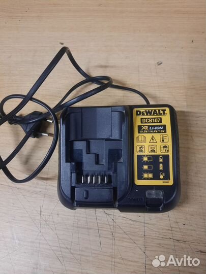 Зарядное устройство Dewalt dcb107