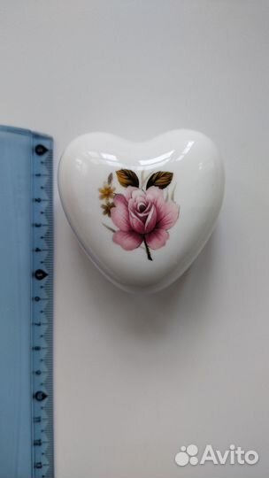 Фарфоровая шкатулочка