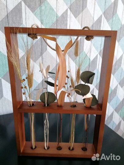 Деревянная рамка с пробирками