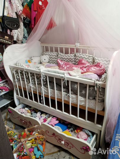 Детская кроватка с маятником