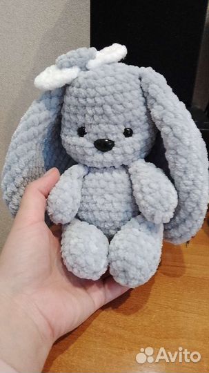 Плюшевый заяц вязаный